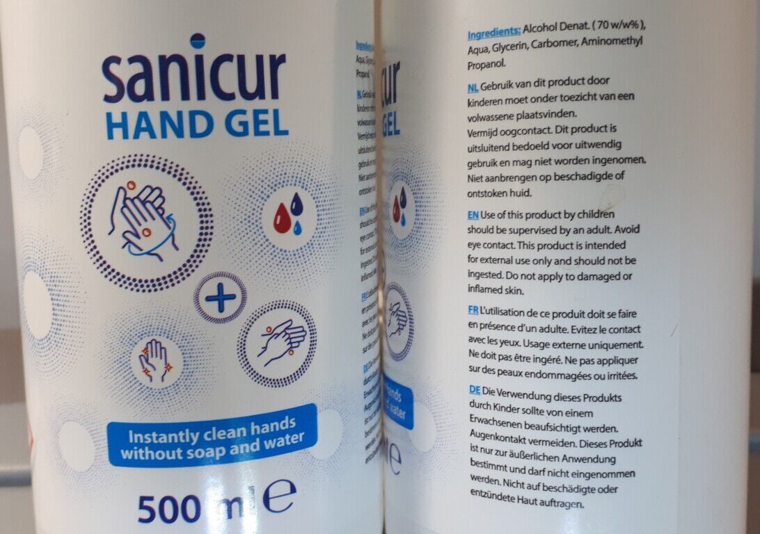 Handgel met 70 procent alcohol die te koop is bij de supermarkt de plus genaamd Sanicur Handgel met 70 procent alcohol die te koop is bij de supermarkt de plus genaamd Sanicur